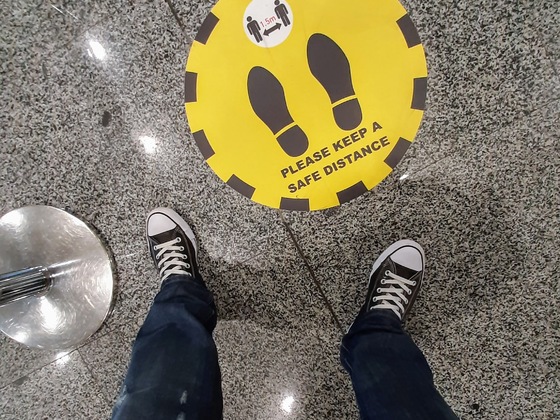 Auf dem Boden im Airport sind überall diese Schilder angebracht...