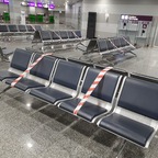 Die Hälfte der Sitzplätze im Airport war abgesperrt...
